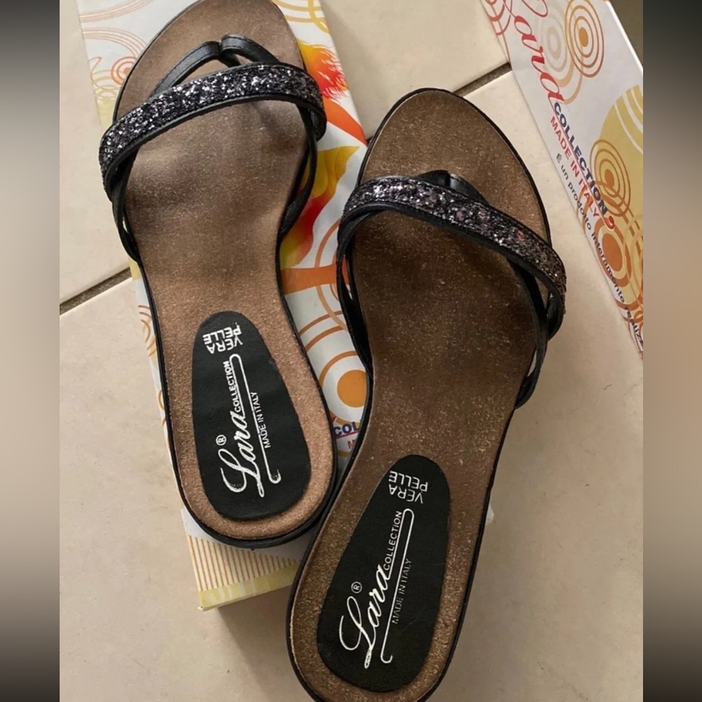 DSW Lara collection Vera Pelle
brand new never worn but I had it in closet